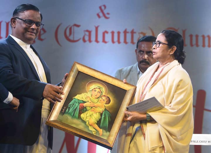 অন্যদিকে, সেন্ট জেভিয়ার্স কলেজেও এদিন বড়দিনের উৎসবের সূচনা করেন মমতা বন্দ্যোপাধ্যায়। কেক কেটে খাওয়ান সবাইকে।