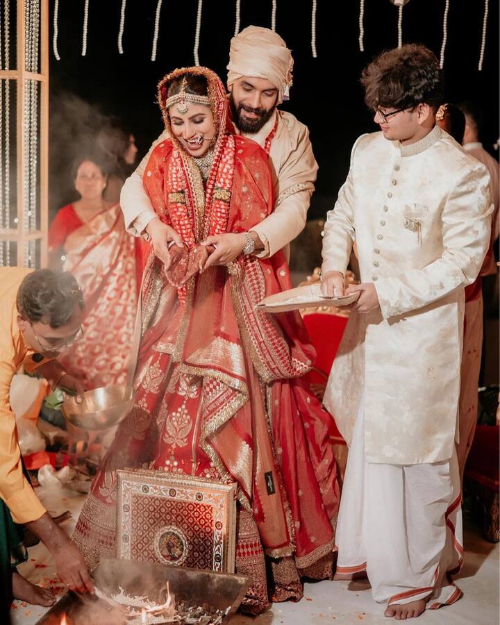 মৌনি রায় - সূরজ নাম্বিয়ার: ছোটপর্দার জনপ্রিয় অভিনেত্রী, এখন বলিউডেও তাঁর বেশ পরিচিতি। মৌনি রায়। চলতি বছরে ২৭ জানুয়ারি ব্যবসায়ী প্রেমিক সূরজ নাম্বিয়ারের সঙ্গে বিবাহ বন্ধনে আবদ্ধ হন। গোয়ার হিল্টন গোয়া রিসর্টে অনুষ্ঠান সম্পন্ন হয়।