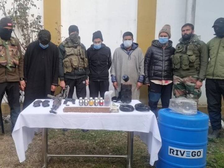 Kralpora police arrested 5 terrorist from Hizbul Mujahideen organization Jammu Kashmir: हिजबुल मुजाहिद्दीन की बड़ी साजिश नाकाम, एके 47 और मैग्जीन के साथ 5 संदिग्ध आतंकी गिरफ्तार