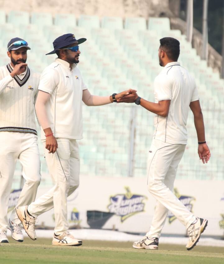 প্রথম ইনিংসের নিরিখে ১৮০ রানে এগিয়ে থাকা বাংলা দ্বিতীয় দিনের শেষে তাদের দ্বিতীয় ইনিংসে ১ উইকেটের বিনিময়ে ৮৯ রান তুলেছে।