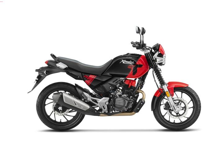 ब्रेकिंगसाठी नवीन Hero XPulse 200T 4V ला सिंगल-चॅनल ABS सोबत 276mm फ्रंट डिस्क ब्रेक आणि 220mm रियर डिस्क ब्रेक मिळतो. Xpulse 200T 4V 17-इंच कास्ट-अलॉय व्हीलवर धावते.