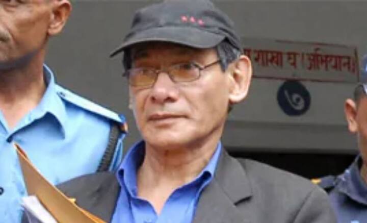 পরবর্তী কালে তাঁর মায়ের দ্বিতীয় স্বামী তাঁকে সন্তান হিসেবে গ্রহণ করেন। কিন্তু মায়ের নতুন সংসার, পরের সন্তানদের সঙ্গে মানিয়ে নিতে পারেননি চার্লস। কার্যত ভবঘুরে অবস্থাতেই শুরু হয় দিনযাপন।