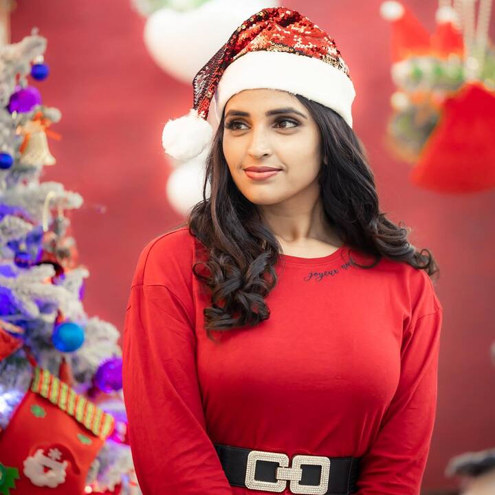క్రిస్మస్ వేడుకలు షురూ చేసిన యాంకర్ శ్యామల. Photo Credit: Are Syamala/Instagram