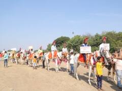 गाजे-बाजे के साथ जुलूस निकालकर 50 से अधिक युवा पहुंचे कलेक्टर ऑफिस, तख्तियों पर लिखा 'एक पत्नी चाहिए'