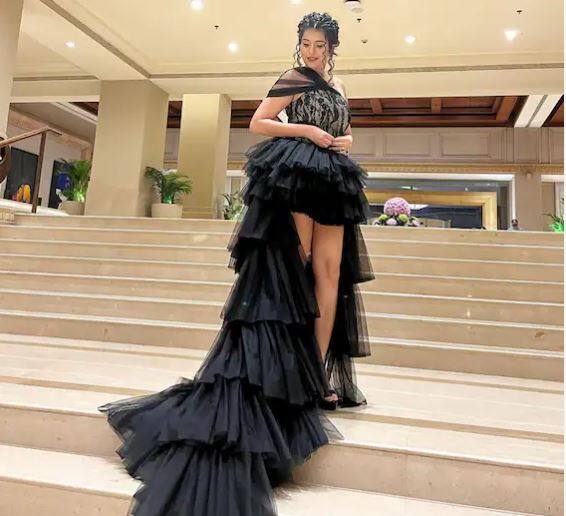 ਤੁਸੀਂ ਜਾਣਦੇ ਹੋ ਕਿ ਚਾਰੂ ਲੰਬੇ ਸਮੇਂ ਬਾਅਦ ਟੀਵੀ 'ਤੇ ਵਾਪਸੀ ਕਰਨ ਜਾ ਰਹੀ ਹੈ। ਚਾਰੂ ਛੋਟੇ ਪਰਦੇ 'ਤੇ ਆਪਣੀ ਵਾਪਸੀ ਤੋਂ ਬਹੁਤ ਖੁਸ਼ ਹੈ। ਖੁਸ਼ ਰਹਿਣ ਦੇ ਨਾਲ-ਨਾਲ ਚਾਰੂ ਦੁਬਾਰਾ ਕੰਮ ਸ਼ੁਰੂ ਕਰਨ ਤੋਂ ਵੀ ਘਬਰਾਉਂਦੀ ਹੈ।