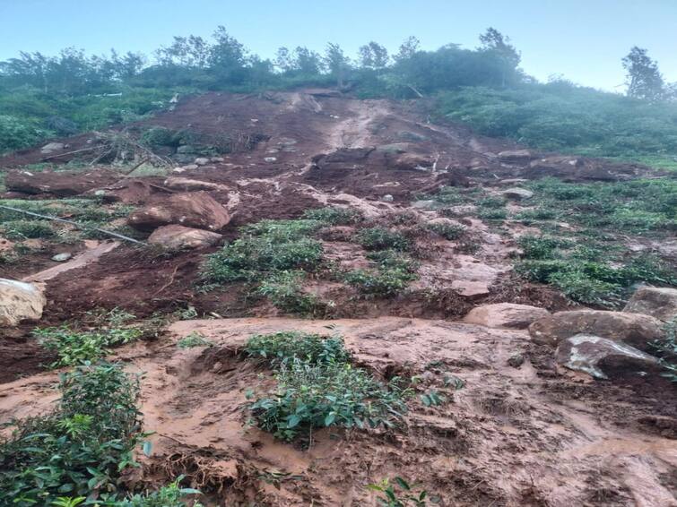 Traffic affected due to landslide on highway near Kotagiri TNN நீலகிரி : கோத்தகிரி அருகே நெடுஞ்சாலையில் நிலச்சரிவு ; போக்குவரத்து பாதிப்பு