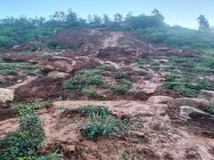 நீலகிரி : கோத்தகிரி அருகே நெடுஞ்சாலையில் நிலச்சரிவு ; போக்குவரத்து பாதிப்பு