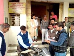 बाइक से रेड डालने पहुंचे रतलाम कलेक्टर, जांच में कृषि उपज मंडी के 10 कर्मचारी मिले गैर हाजिर, उठाया ये कदम