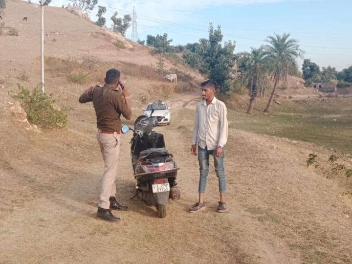 Rajasthan News Dungarpur police identified robber with the help of Instagram money recovered ANN Dungarpur News: इंस्टाग्राम प्रोफाइल से पुलिस ने की लुटेरे की पहचान, स्कूटी की डिक्की से बरामद की लूट की रकम