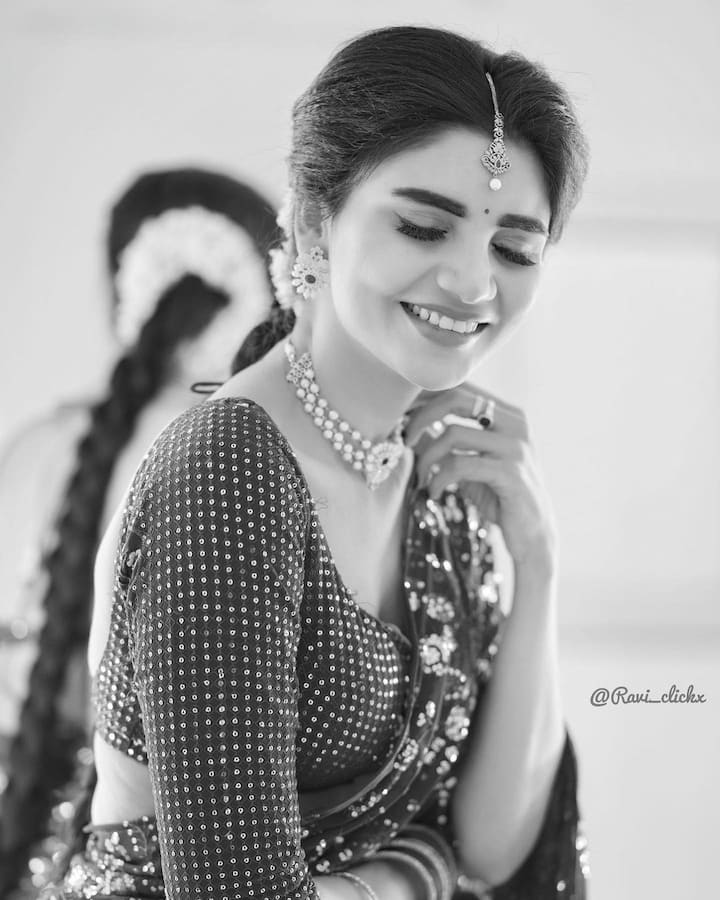 తర్వాత జబర్దస్త్ షో లోకి లేడి కమెడియన్ గా ఎంట్రీ ఇచ్చింది. Image Credit: Jabardasth Varsha/Instagram