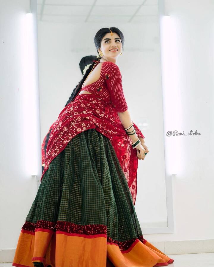 సీరియల్స్ ద్వారా బుల్లి తెర మీదకి అడుగుపెట్టింది. Image Credit: Jabardasth Varsha/Instagram