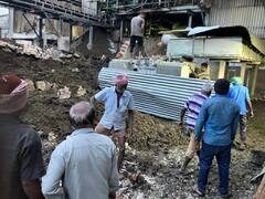 குருங்குளம் அறிஞர் அண்ணா சர்க்கரை ஆலை சுவர் இடிந்து விழுந்தது -  அரவைப்பணிகள் நிறுத்தம்