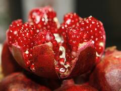 దానిమ్మ తొక్కను పడేస్తున్నారా? అయితే, మీరు ఈ ప్రయోజనాలు మిస్సవుతున్నట్లే!