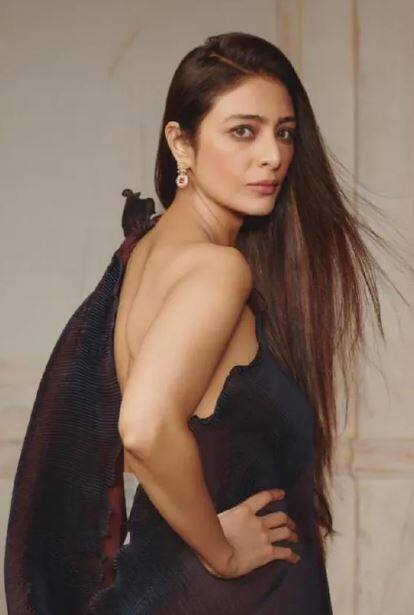 ਤੱਬੂ- ਹਾਲ ਹੀ 'ਚ ਫਿਲਮ 'ਕੁੱਤੇ' ਦਾ ਟ੍ਰੇਲਰ ਰਿਲੀਜ਼ ਹੋਇਆ ਹੈ। ਜਿਸ ਵਿੱਚ ਤੱਬੂ ਇੱਕ ਵਾਰ ਫਿਰ ਇੱਕ ਮਜ਼ਬੂਤ ​​ਪੁਲਿਸ ਅਫਸਰ ਦੇ ਰੋਲ ਵਿੱਚ ਨਜ਼ਰ ਆ ਰਹੀ ਹੈ। ਇਸ ਦੇ ਨਾਲ ਹੀ ਅਭਿਨੇਤਰੀ ਨੂੰ ਫਿਲਮ 'ਚ ਕਾਫੀ ਗਾਲ੍ਹਾਂ ਕੱਢਦੇ ਵੀ ਦੇਖਿਆ ਗਿਆ ਹੈ।