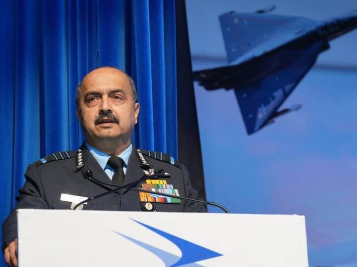 iaf chief vr chaudhari says It is necessary to give priority to the constantly decreasing squadron ANN Indian Air Force: 'पड़ोस में हालात ज्यादा अस्थिर, इसलिए हमें...', वायुसेना की घटती स्कवॉड्रन का जिक्र कर बोले एयर चीफ