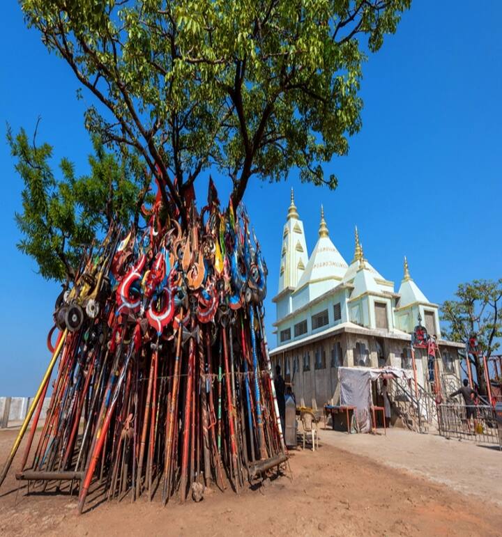 मध्य प्रदेश के होशंगाबाद जिले में स्थित पचमढ़ी मध्य भारत का सबसे खूबसूरत पर्यटन स्थल है. पचमढ़ी समुद्रतल से 1,067 मीटर की ऊंचाई पर स्थित है. सतपुड़ा की पहाड़ियों के बीच होने और अपने सुंदर स्थलों के कारण इसे सतपुड़ा की रानी भी कहा जाता है. यहां की नैसर्गिक सुंदरता और शांत वातावरण में बहते झरनों के गीत पर्यटकों को मंत्रमुग्ध कर देते हैं. इसके साथ ही यहां भगवान शिवशंकर के कई मंदिर भी है, जो आपको तीर्थयात्रा का सुकून देते हैं. यकीन मानिए, अगर आप मध्य प्रदेश के एकमात्र पर्वतीय पर्यटन स्थल पचमढ़ी जाएंगे, तो प्रकृति का भरपूर आनंद उठाने के साथ आपकी तीर्थयात्रा भी हो जाएगी.