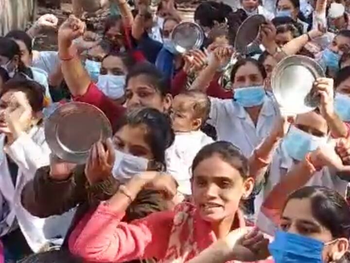 Indore contract health workers demonstration clapped for two demands in MP ANN Indore News: संविदा स्वास्थ्य कर्मचारियों ने किया अनूठा प्रदर्शन, 2 सूत्रीय मांगों को लेकर बजाई ताली-थाली