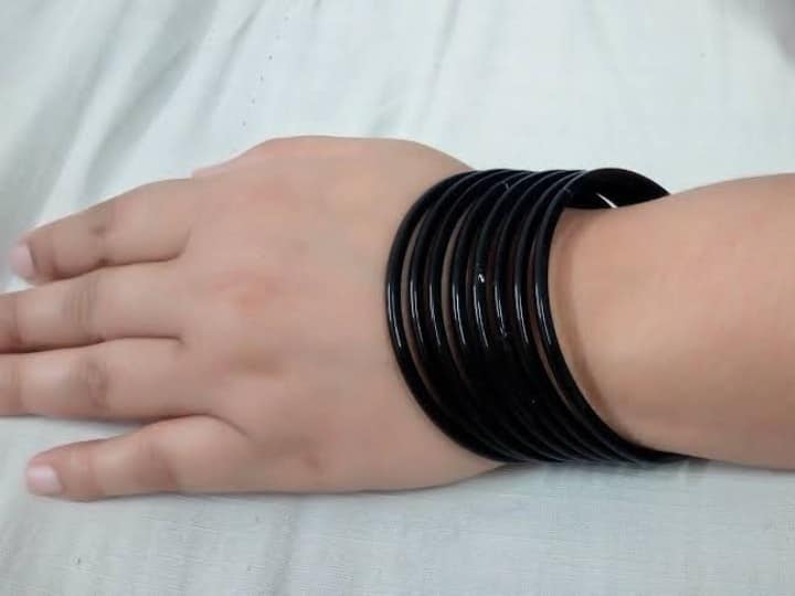 Why newly wedded bride wears black bangles know the reason behind it Intresting Facts: काला रंग शुभ नहीं फिर भी नई नवेली दुल्हन को क्यों पहनाई जाती हैं काली चूड़ियां, जानें इसके पीछे की वजह
