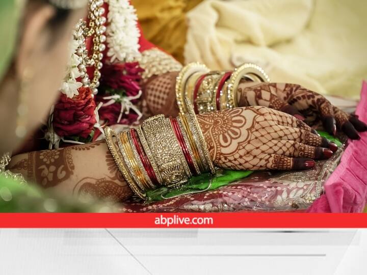 पति-पत्नी के बीच प्रेम बढ़ाने के लिए भी मेहंदी के टोटके बहुत उपयोगी माने जाते हैं. इसके लिए साबुत उड़द के अंदर काली मेहंदी मिला लें. अब इसे पति-पत्नी के घर की दिशा की तरफ इस मेहंदी मिली दाल को फेंक दें. इससे दोनों के बीच प्यार बढ़ता है.