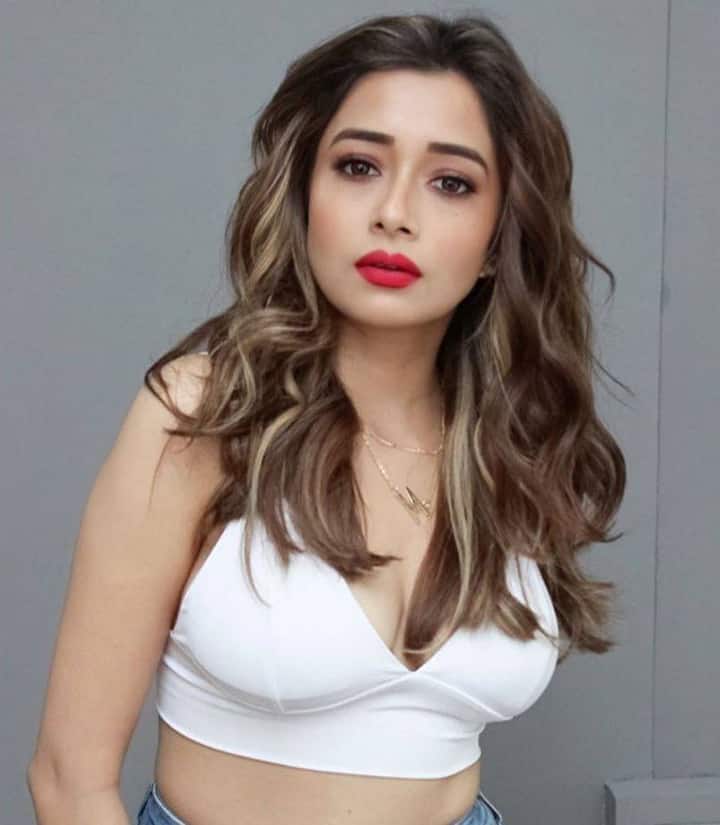 टीना दत्ता – एक्ट्रेस टीना दत्ता टीवी का फेमस चेहरा है. रिपोर्ट्स की मानें तो उन्हें हर हफ्ते करीब 8-9 लाख की फीस मिलती है.