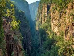 In Pics: पर्यटन के साथ तीर्थ करना हो तो पचमढ़ी है बेस्ट लोकेशन, नए साल का जश्न मनाने पहुंचने लगे टूरिस्ट