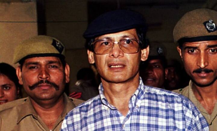 ১৯৭৫ সালে পাটায়ায় বিকিনি পরিহিত এক মার্কিন তরুণীর দেহ উদ্ধারে প্রথম চার্লসের খুনি হিসেবে নাম জড়ায়। জানা যায়, খুনের আগে শিকারকে মারধর করতেন চার্লস।