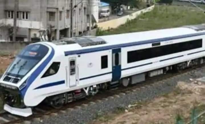 এই মুহূর্তে শতাব্দী এক্সপ্রেসে হাওড়া থেকে নিউ জলপাইগুড়ি পৌঁছতে সময় লাগে আট ঘণ্টার সামান্য় বেশি। বন্দে ভারত এক্সপ্রেসে তার থেকেও কম সময়ে গন্তব্য়ে পৌঁছনো সম্ভব হবে। তবে বন্দে ভারতে ভাড়া গুনতে হবে বেশি।