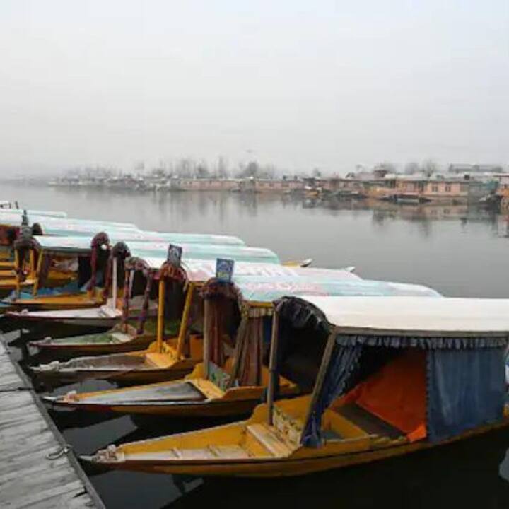 সূত্রের খবর, গত রাতেই শ্রীনগরে সর্বনিম্ন তাপমাত্রা পৌঁছে যায় মাইনাস ৪.২ ডিগ্রি সেলসিয়াসে। আবহাওয়া দফতর সূত্রের খবর, আকাশ মূলত পরিষ্কার থাকবে, তবে আংশিক মেঘলাও হতে পারে।