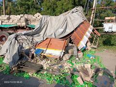 கரூர் அருகே விபத்தில் சிக்கிய லாரி; சாலையில் சிதறிய சோப்புகள் - பெரும் விபத்து தவிர்ப்பு