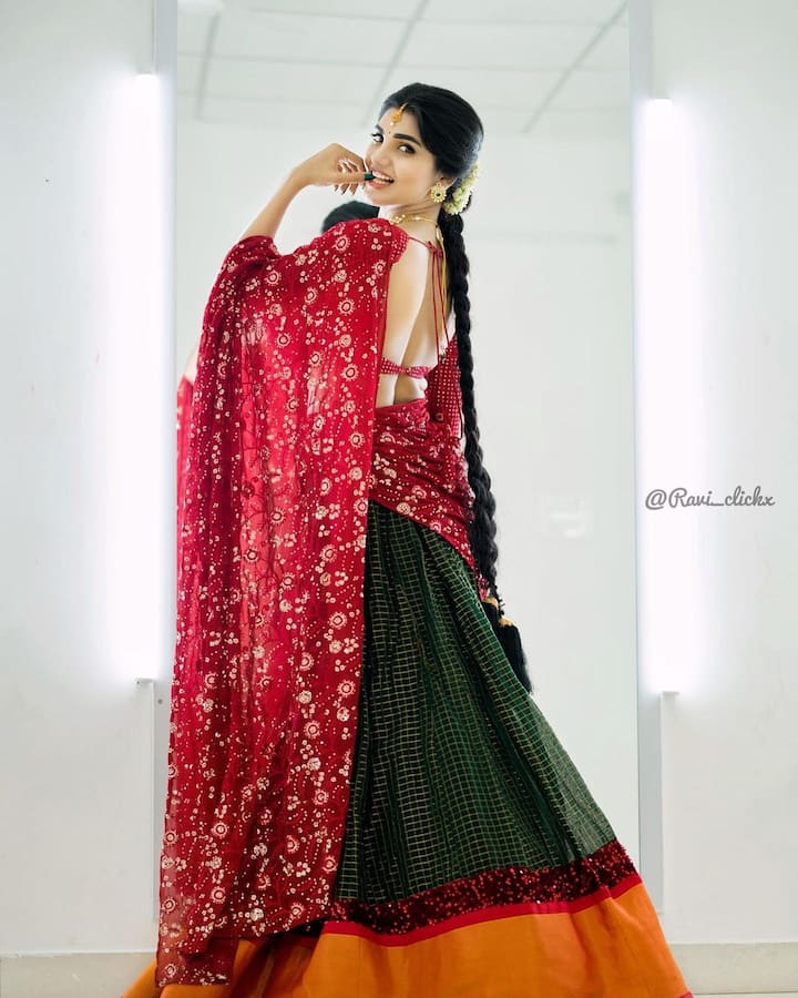 వాలు జడ వేసుకుని పరికిణి కట్టి తెగ మురిసిపోతుంది వర్ష. Image Credit: Jabardasth Varsha/Instagram