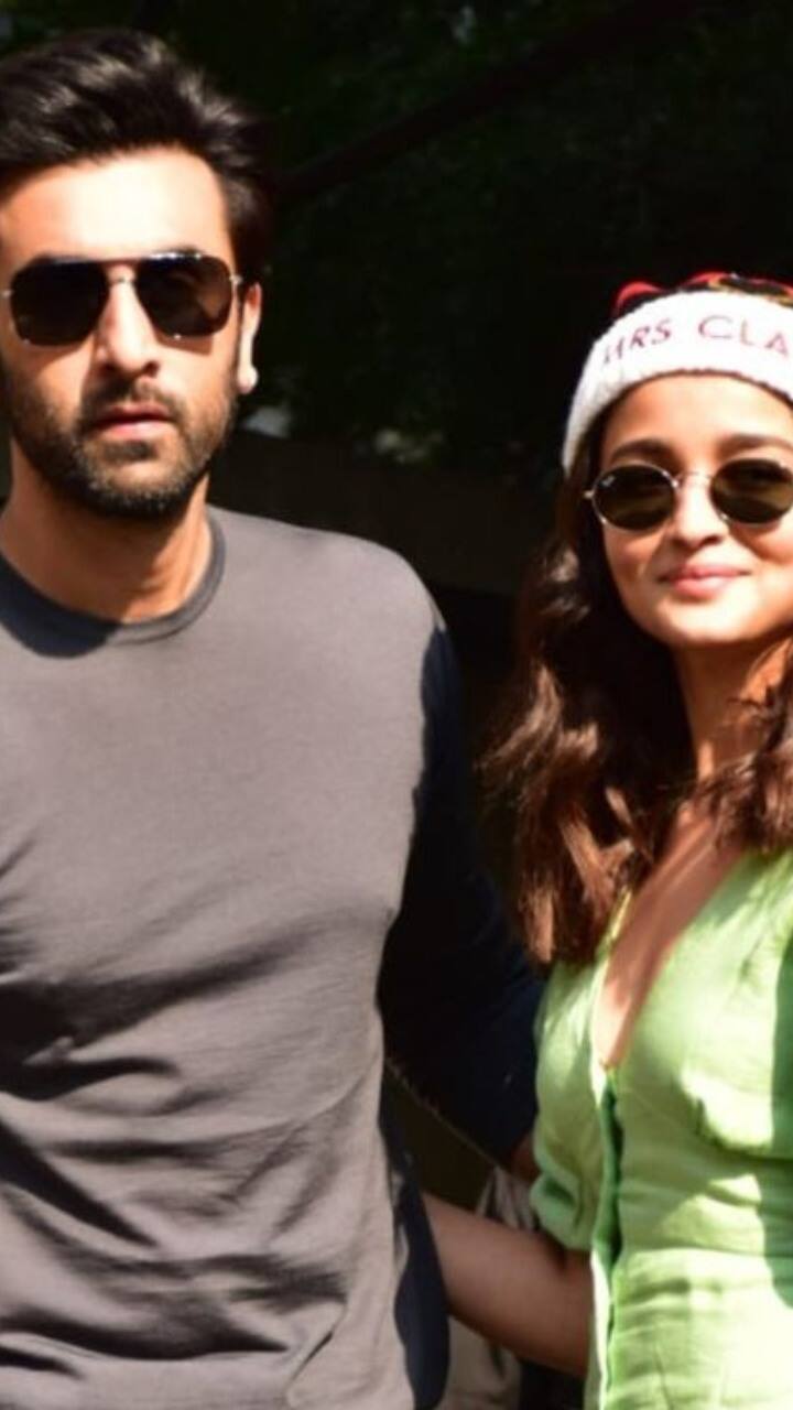 அலியாபட்டும்- ரன்பீர் கபூரும்  காதலித்து வந்த நிலையில் இந்த ஆண்டு ஏப்ரல் மாதம் திருமணம் செய்து கொண்டனர்.