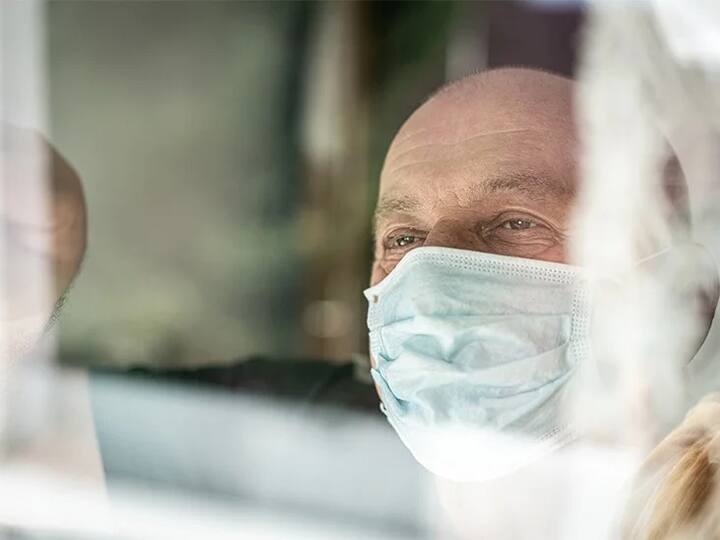 ਹੈਂਡ ਸੈਨੀਟਾਈਜ਼ਰ ਦੀ ਆਦਤ ਪਾਓ। ਅਜਿਹਾ ਕਰਨ ਨਾਲ ਵਾਇਰਸ ਦਾ ਲੋਡ ਘੱਟ ਜਾਵੇਗਾ ਅਤੇ ਜੇਕਰ ਤੁਸੀਂ ਕੋਰੋਨਾ ਇਨਫੈਕਸ਼ਨ ਦੇ ਸੰਪਰਕ 'ਚ ਆਉਂਦੇ ਹੋ ਪਰ ਵਾਇਰਸ ਦਾ ਲੋਡ ਘੱਟ ਹੋਵੇਗਾ ਤਾਂ ਤੁਹਾਨੂੰ ਇਸ ਇਨਫੈਕਸ਼ਨ ਤੋਂ ਜਲਦੀ ਹੀ ਛੁਟਕਾਰਾ ਮਿਲ ਜਾਵੇਗਾ।