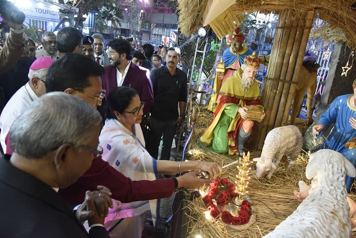 অন্যান্য বছরের মতো এবার আলোর মালায় সেজে উঠেছে পার্কস্ট্রিট চত্বর। সন্ধে গড়াতেই রোশনাইয়ে চমক এলাকায়।