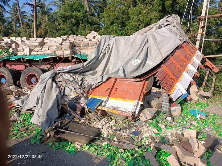 கரூர் அருகே விபத்தில் சிக்கிய லாரி; சாலையில் சிதறிய சோப்புகள் - பெரும் விபத்து தவிர்ப்பு