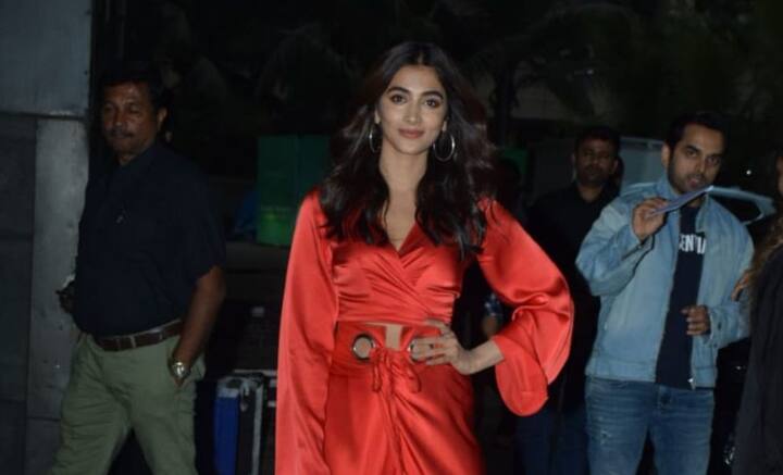 হাতে একগুচ্ছ ছবি পূজার। সলমন খানকে জড়িয়ে শোনা যাচ্ছে গুঞ্জন। তবে সে সবের তোয়াক্কা নেই নায়িকার। কাজ নিয়েই ব্যস্ত।