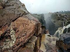 IN Pics: न्यू ईयर सेलिब्रशन के लिए रकसगंडा वाटरफॉल है खास, झरने के बीच बिताएं सर्दियों की छुट्टियां