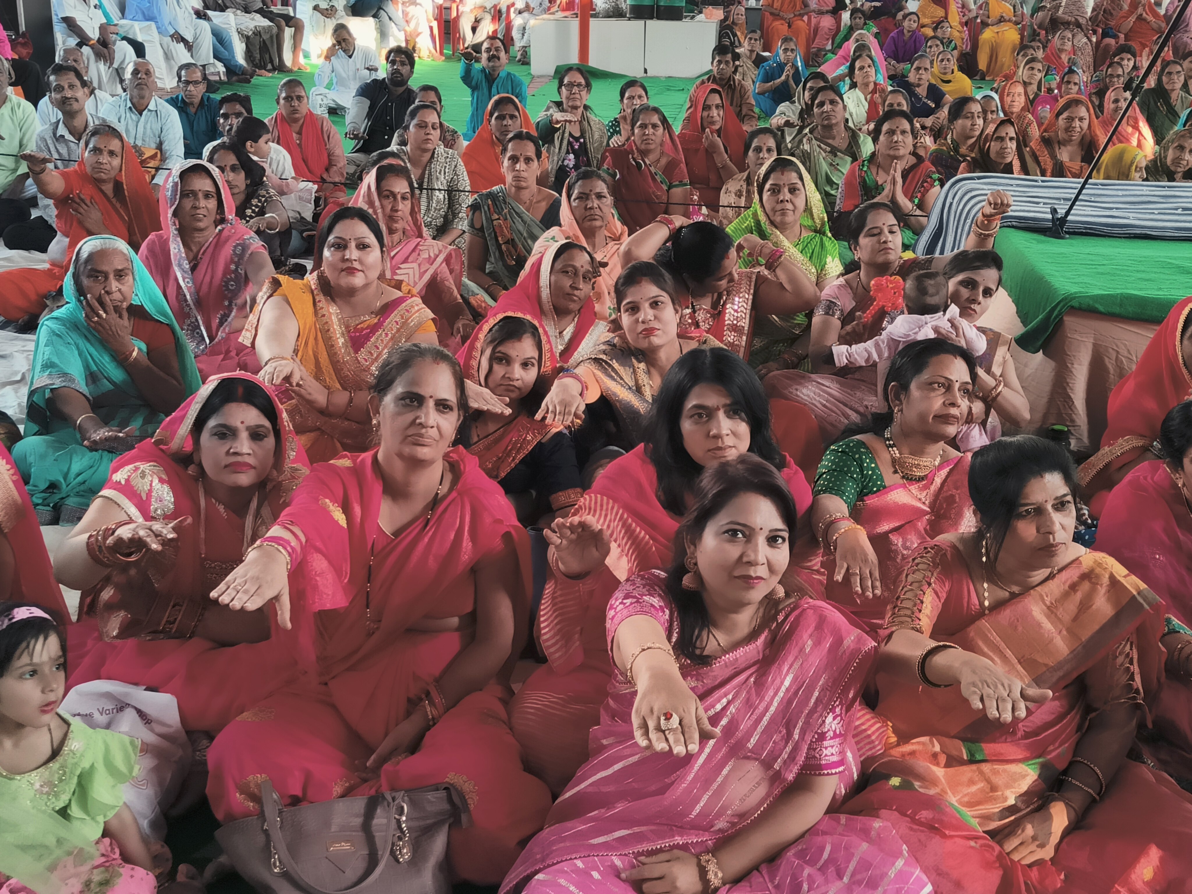 Indore: भागवत कथा में महिलाओं को दिलाई गई शपथ, लव जिहाद और धर्म परिवर्तन को पर कही ये बात