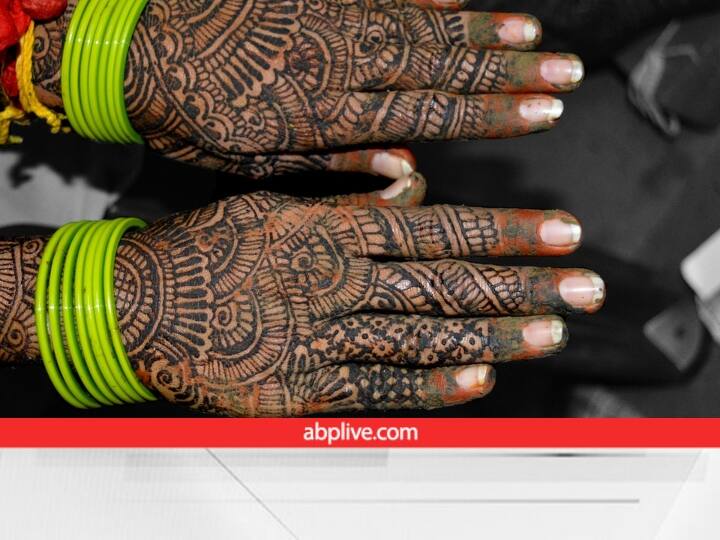 माना जाता है कि जब किसी दुल्हन को मेहंदी लगाई जा रही हो तो उसकी मेहंदी में से कुछ मेंहदी अगर उस महिला को भी लगा दी जाए जिसका विवाह ना तय हो पा रहा हो तो, शादी के योग बनने लगते हैं.