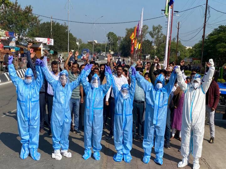 Madhya Pradesh Contract workers demonstrated wearing PPE Kit ANN MP News: संविदाकर्मियों ने 7वें दिन PPE Kit पहन कर किया प्रदर्शन, स्वास्थ्य मंत्री- मुख्य सचिव की बैठक रही बेनतीजा