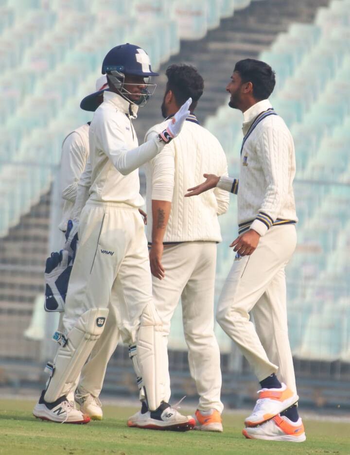 শাহবাজ ৫ উইকেট নেন। ১৩ ওভারে মাত্র ৩২ রান খরচ করে। ১৩০ রানে অল আউট হয়ে যায় হিমাচল প্রদেশ। ৪৬.৫ ওভারে শেষ হয়ে যায় হিমাচল প্রদেশ।