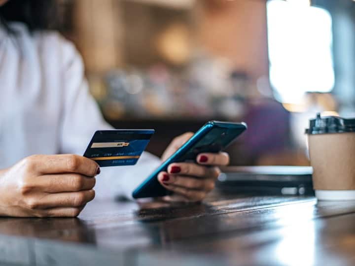 7. हाल ही में खोला हो अकाउंट : शॉर्ट टाइम में कई सारे क्रेडिट कार्ड आवेदन करने पर एप्लीकेशन रिजेक्ट हो सकता है. अगर कुछ महीने पहले ही अकाउंट खोला गया है तो बैंक या संस्था आपकी हिस्ट्री चेक करेगा. इसके बाद उपयुक्त होने पर क्रेडिट कार्ड जारी किया जाएगा. आमतौर पर 6 महीने में क्रेडिट कार्ड जारी किया जा सकता है. (PC- Freepik)