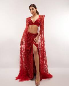 Nikki Tamboli look: ક્રિસમસ પર એક્ટ્રેસ નિક્કી તંબોલીના લૂક્સ પરથી લો ટિપ્સ