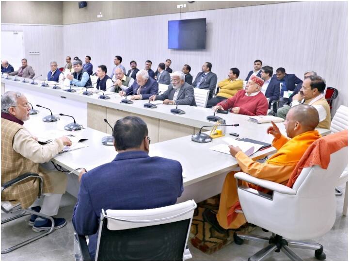 UP News lucknow cm yogi adityanath holds meeting with cabinet colleagues and officials ann UP News: विदेश दौरे के बाद लौटी सीएम योगी की 'टीम यूपी', निवेश प्रस्ताव पर चर्चा के लिए बुलाई मंत्रियों की बैठक