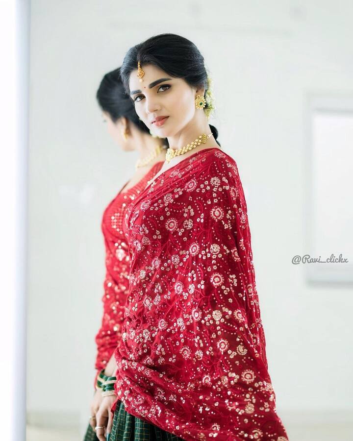 సీరియల్స్ ఇవ్వని పాపులారిటీ జబర్దస్త్  తీసుకొచ్చింది. Image Credit: Jabardasth Varsha/Instagram