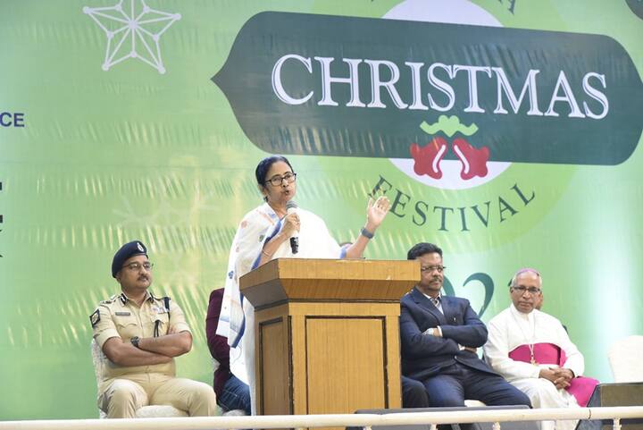বড়দিনের প্রস্তুতি তুঙ্গে। এদিন অ্যালেন পার্ক ও সেন্ট জেভিয়ার্স কলেজে বড়দিনের উৎসবের সূচনা করেন মমতা বন্দ্যোপাধ্যায়। দেন সম্প্রীতির বার্তা।