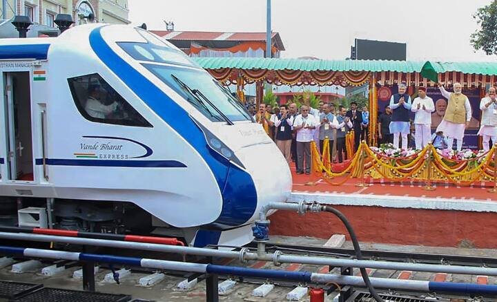 তবে সম্প্রতি বেশ কয়েক বার বন্দেভারত ট্রেন খবরের শিরোনামে উঠে আসে। মোষের ধাক্কায় এই ট্রেন ক্ষতিগ্রস্ত হওয়ার ঘটনাও ঘটে।