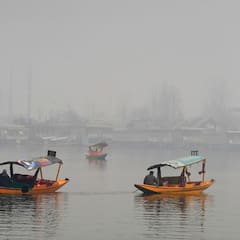 Winter in JK : ঠান্ডায় জবুথবু উপত্যকা, জমে গেছে ডাল লেকের অর্ধেক অংশ; তুষারে ঢাকা শিকারা
