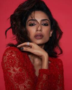 ఎర్ర డ్రస్సులో అదరగొడుతున్న శోభిత - ఎలా ఉందో చూశారా?