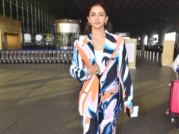 Rakul Preet Singh: बॉलीवुड एक्ट्रेस रकुल प्रीत सिंह  मुम्बई एयरपोर्ट पर स्पॉर्ट हुईं. रकुल ने पैपराजी के लिए पोज भी दिए.