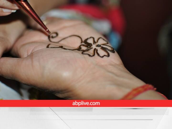 अगर कोई महिला अपने हाथों में मेहंदी से पति का नाम लिखवाए और फिर मन में ही पति के नाम का 21 बार जाप करे तो पति-पत्नी के रिश्ते में मजबूती आती है.